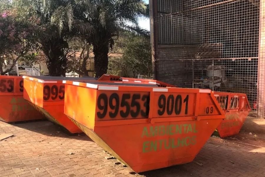 Caçamba utilizada em obra e reforma